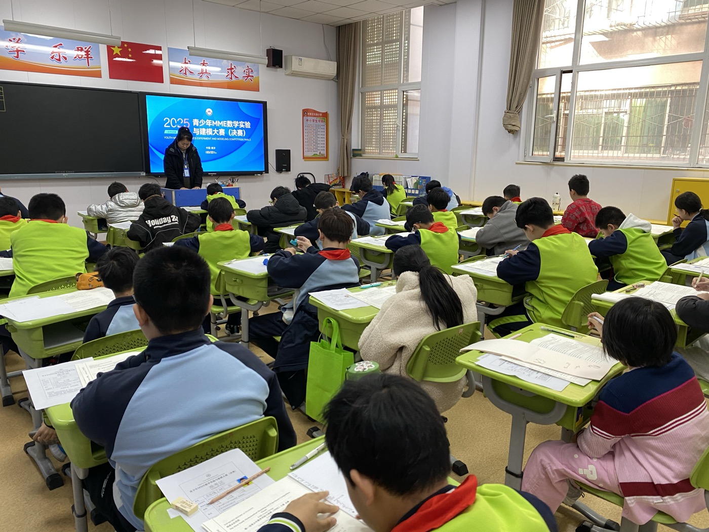 新乡世青超前国际小学：青少年 MME 数学实验与建模大赛落幕现场
